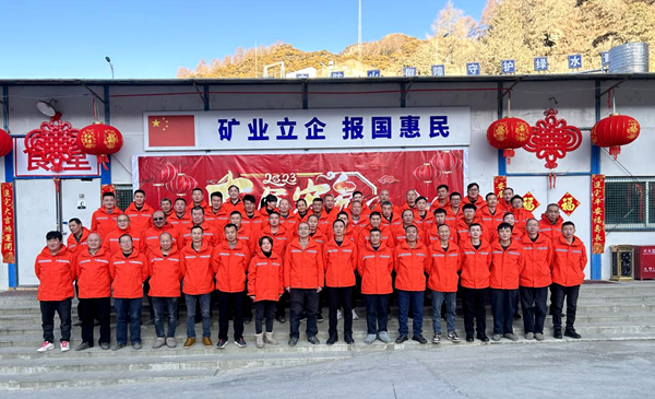 1675671488757564.png 6全家福合影_副本.png